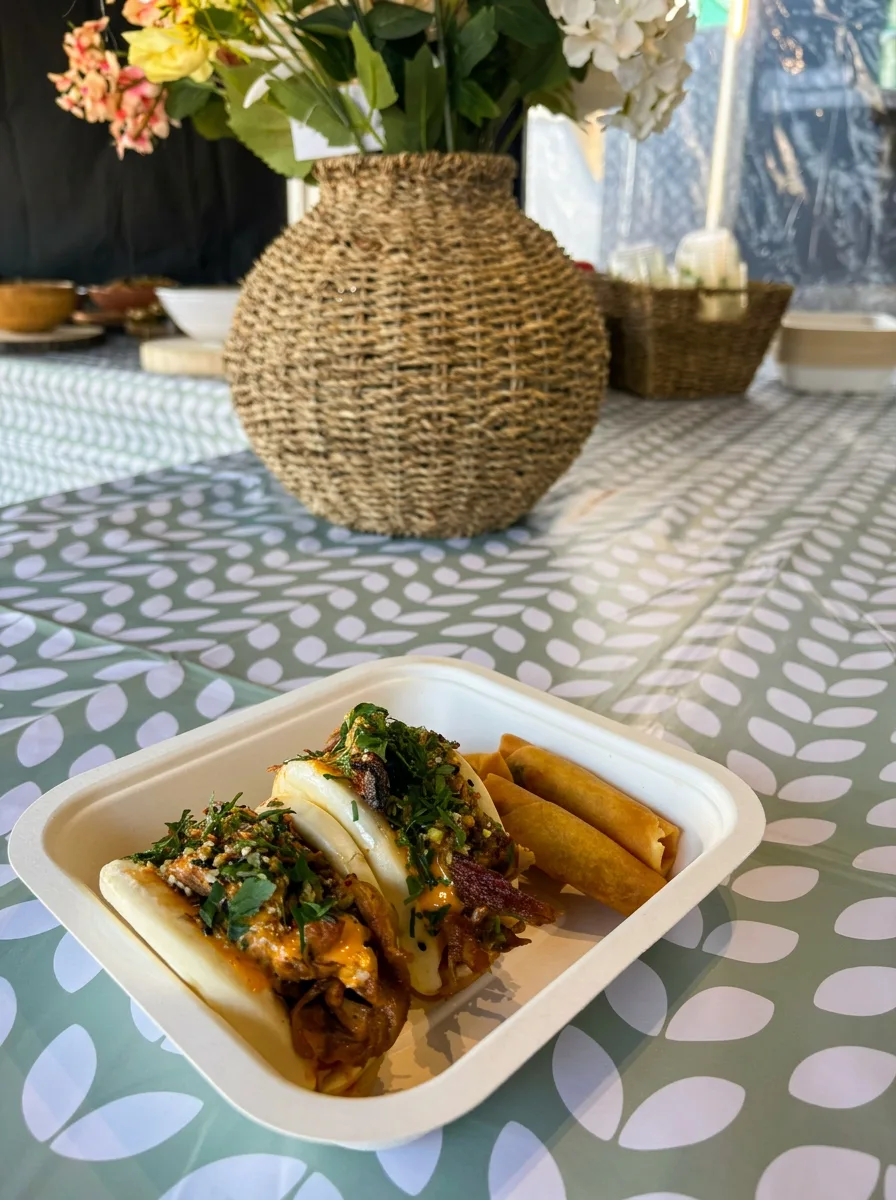 Bao buns with pulled pork and crispy spring rolls